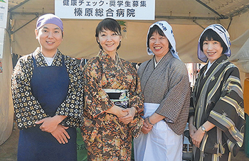 「看護師は町娘など、澤入職員はシジミ売りの仮装です」と増田・看護部長（左から2人目）