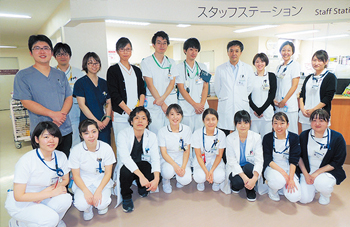 湘南鎌倉病院血液内科スタッフ（後列右から4人目が玉井部長、前列右から3人目が岡田医師）