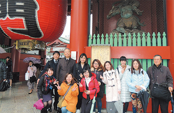 浅草寺の雷門前で記念撮影