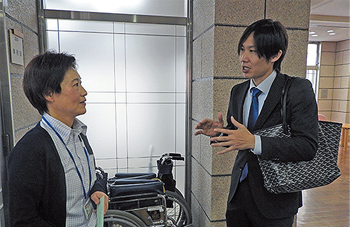 前月の利用実績など携え、連携先に足を運ぶ柴主任