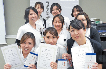 齊藤部長（2 列目左）と演題発表者