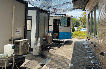 PCR検体採取室と発熱外来。奥にはバスを利用した受け付けが見える（写真は野崎病院）