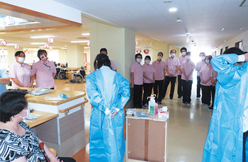 感染防護服の正しい着脱方法を確認