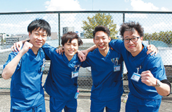 今年度は初期研修医4人が入職（左から2人目が引地医師）