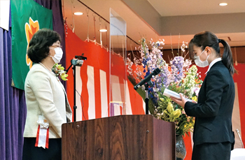 新入生の相澤さん（右）が鈴木校長（左）に誓いの言葉
