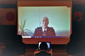 コロナ禍によりビデオで祝辞を送る安富祖理事長