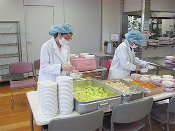 栄養科で盛り付け体験する生徒ら