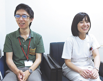 「経口摂取にこだわり私たちも努力します」と新井・生活相談員（左）、苅山・管理栄養士