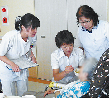 多職種でミールラウンドを実施（写真左が苅山・管理栄養士）