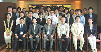 参加者で記念撮影。笑顔で説明会は終了