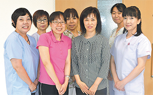 「笑顔で帰ってもらえる施設を目指します」とポプリの職員（右から３人目が松浦所長）