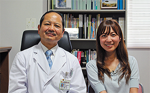 赤崎院長（左）と高沢奈苗リポーター